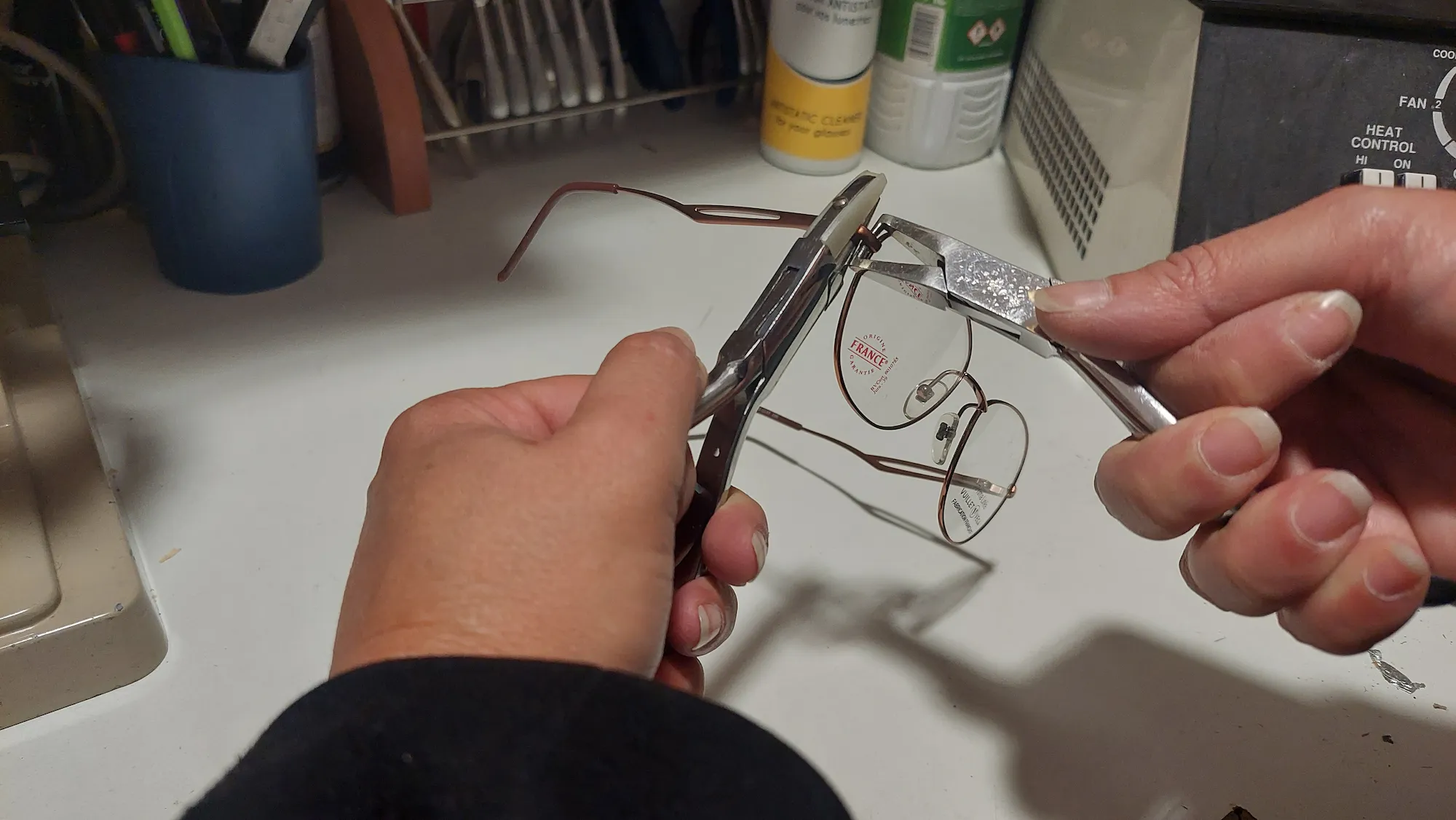 Atelier équipé de machines Essilor chez Optique du Bailli